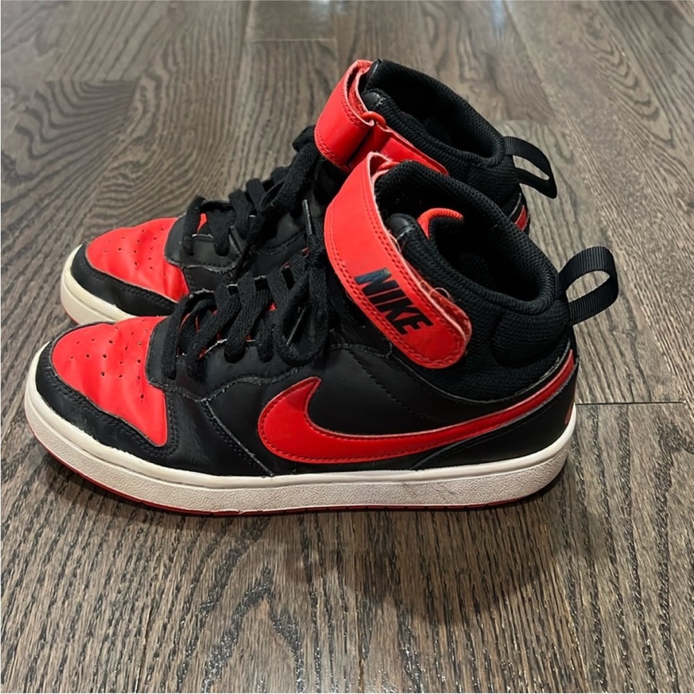 Nike Kids Black and Red High-Top court borough mid 2